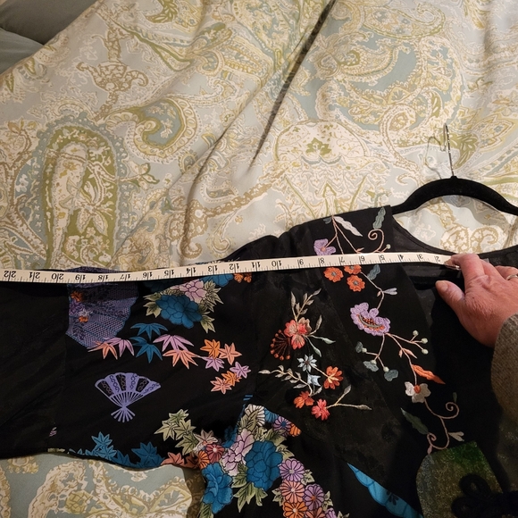 Champagne Collection by All That Glitters Kimono - Picture 9 of 10